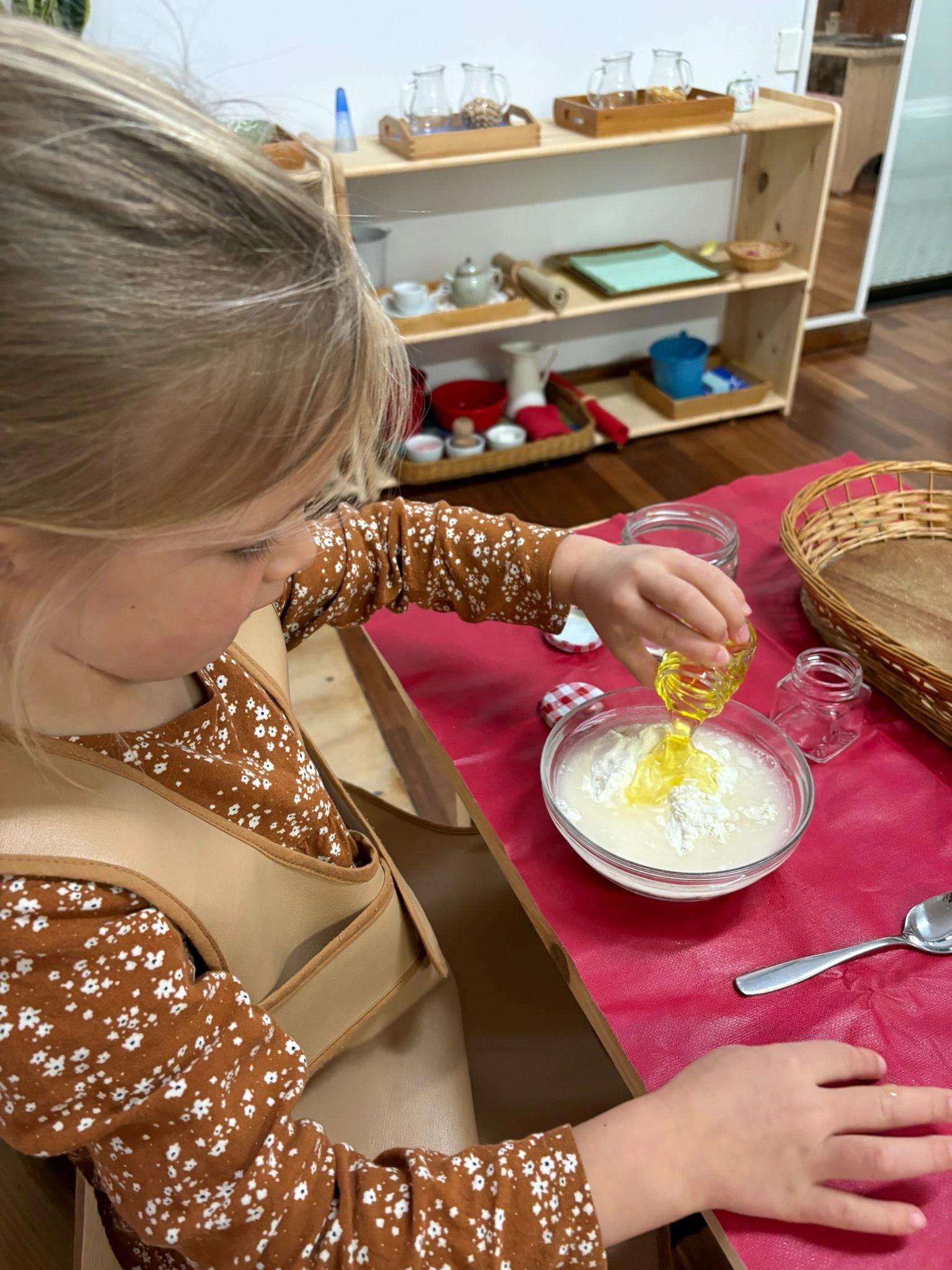 Niño trabajando con materiales Montessori en Casa de Niños
